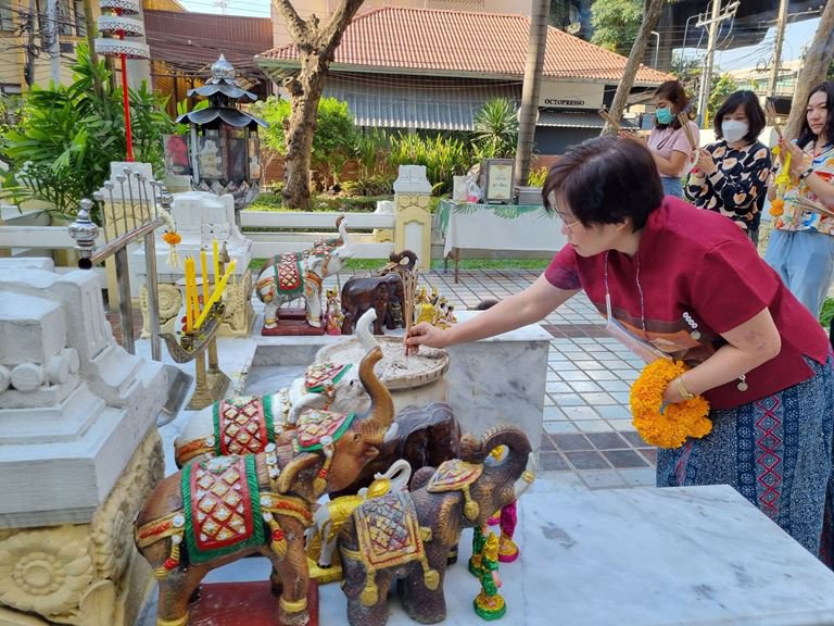 ฤกษ์ดี!! รสอ.สุชาดาฯ ก้าวเท้าเข้าห้องทำงาน พร้อมสักการะองค์พระนารายณ์พระภูมิ และสิ่งศักดิ์สิทธิ์ประจำกระทรวงอุตสาหกรรม และกรมส่งเสริมอุตสาหกรรม