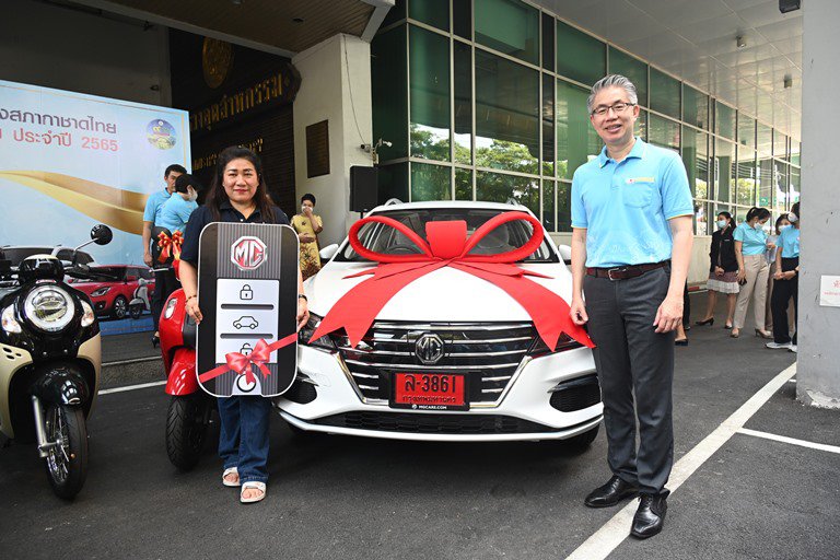 ปลัดฯ ณัฐพล มอบโชคใหญ่รางวัลสลากกาชาดร้านกระทรวงอุตสาหกรรม ประจำปี 2565