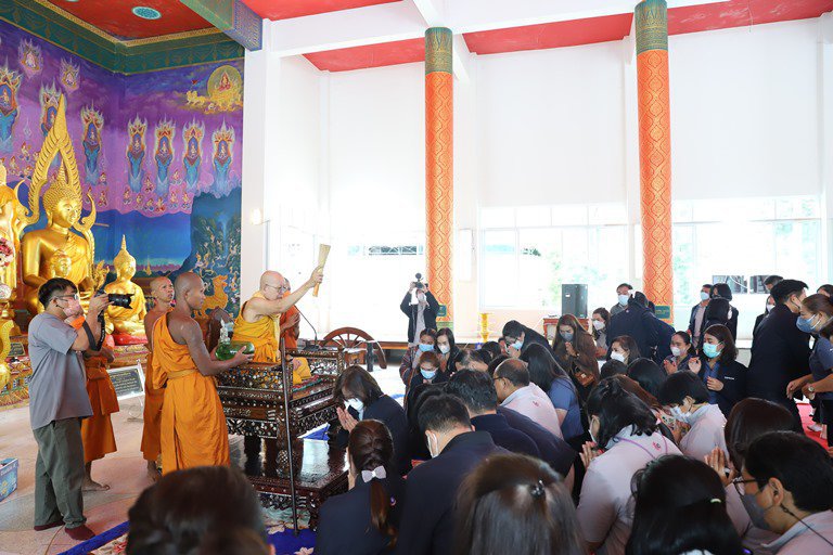 "อธิบดีใบน้อย" นำทีมดีพร้อมเข้าวัด ฟังธรรม ทำบุญสุขใจ ถวายสังฆทาน” 