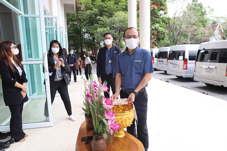"อธิบดีใบน้อย" นำทีมดีพร้อมเข้าวัด ฟังธรรม ทำบุญสุขใจ ถวายสังฆทาน” 