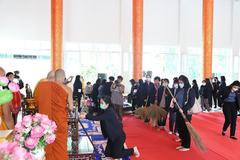 "อธิบดีใบน้อย" นำทีมดีพร้อมเข้าวัด ฟังธรรม ทำบุญสุขใจ ถวายสังฆทาน” 