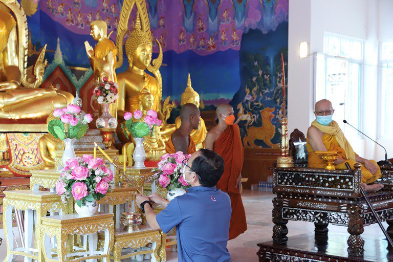 "อธิบดีใบน้อย" นำทีมดีพร้อมเข้าวัด ฟังธรรม ทำบุญสุขใจ ถวายสังฆทาน” 