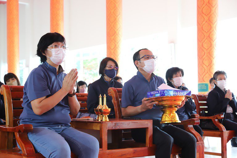 "อธิบดีใบน้อย" นำทีมดีพร้อมเข้าวัด ฟังธรรม ทำบุญสุขใจ ถวายสังฆทาน” 