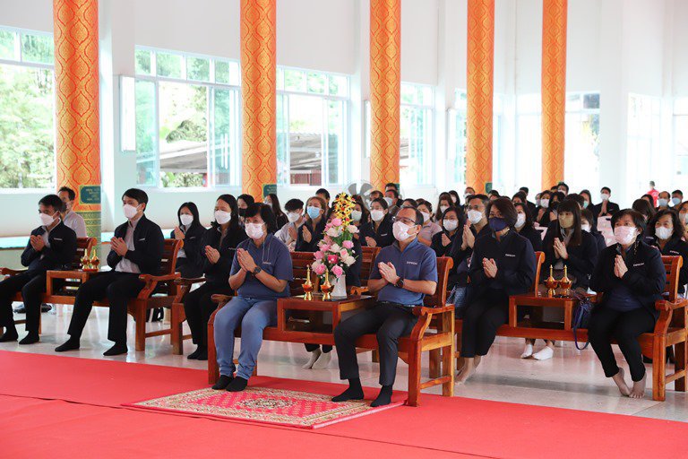 "อธิบดีใบน้อย" นำทีมดีพร้อมเข้าวัด ฟังธรรม ทำบุญสุขใจ ถวายสังฆทาน” 