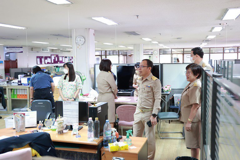 อสอ.ใบน้อย ควง รสอ.สุชาดา ตรวจเยี่ยมพื้นที่ทำงานอาคารดีพร้อม พระราม 6 ตามหลัก  5 ส.  เครื่องมือที่สร้างความระเบียบเรียบร้อยในองค์กร