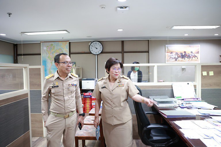 อสอ.ใบน้อย ควง รสอ.สุชาดา ตรวจเยี่ยมพื้นที่ทำงานอาคารดีพร้อม พระราม 6 ตามหลัก  5 ส.  เครื่องมือที่สร้างความระเบียบเรียบร้อยในองค์กร