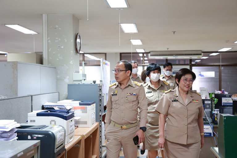 อสอ.ใบน้อย ควง รสอ.สุชาดา ตรวจเยี่ยมพื้นที่ทำงานอาคารดีพร้อม พระราม 6 ตามหลัก  5 ส.  เครื่องมือที่สร้างความระเบียบเรียบร้อยในองค์กร