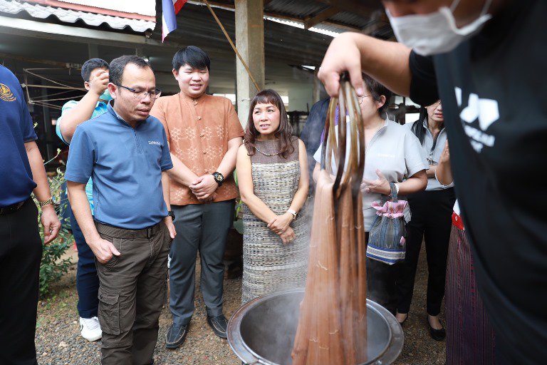 “อธิบดีใบน้อย” นำคณะดีพร้อม ลงพื้นที่เพชรบูรณ์ เยี่ยมชนกลุ่มทอผ้าฯ เดินหน้าอัพสกิลสู่ชุมชนดีพร้อม