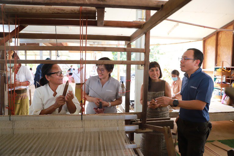 “อธิบดีใบน้อย” นำคณะดีพร้อม ลงพื้นที่เพชรบูรณ์ เยี่ยมชนกลุ่มทอผ้าฯ เดินหน้าอัพสกิลสู่ชุมชนดีพร้อม