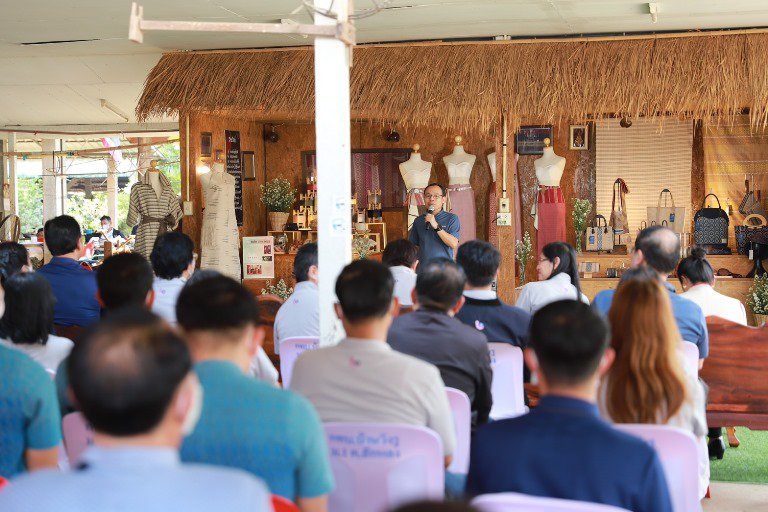 “อธิบดีใบน้อย” นำคณะดีพร้อม ลงพื้นที่เพชรบูรณ์ เยี่ยมชนกลุ่มทอผ้าฯ เดินหน้าอัพสกิลสู่ชุมชนดีพร้อม