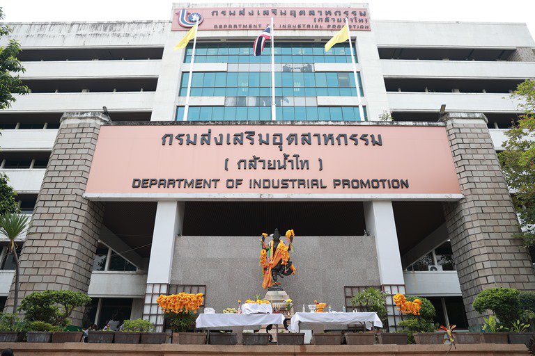 “อธิบดีใบน้อย” ร่วมบวรสรวงสิ่งศักดิ์สิทธิ์ ครบรอบ 81 ปี กช.กสอ.