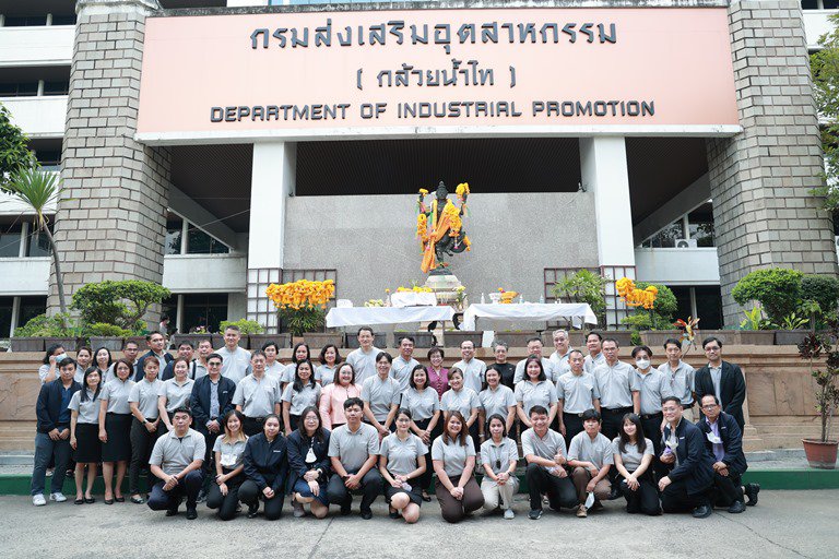 “อธิบดีใบน้อย” ร่วมบวรสรวงสิ่งศักดิ์สิทธิ์ ครบรอบ 81 ปี กช.กสอ.