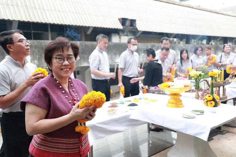 “อธิบดีใบน้อย” ร่วมบวรสรวงสิ่งศักดิ์สิทธิ์ ครบรอบ 81 ปี กช.กสอ.