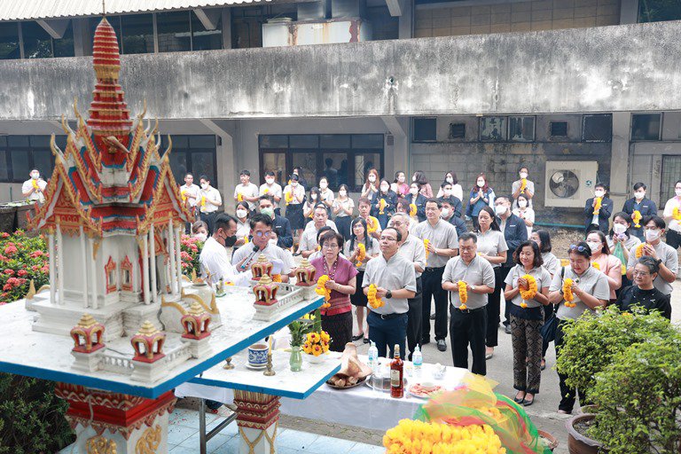 “อธิบดีใบน้อย” ร่วมบวรสรวงสิ่งศักดิ์สิทธิ์ ครบรอบ 81 ปี กช.กสอ.