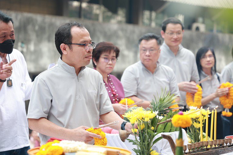 “อธิบดีใบน้อย” ร่วมบวรสรวงสิ่งศักดิ์สิทธิ์ ครบรอบ 81 ปี กช.กสอ.