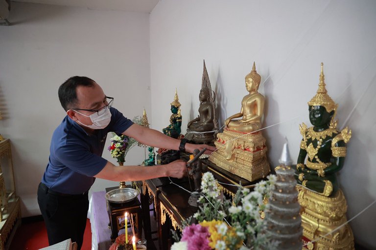 แม่ทัพใบน้อย” นำพลพรรคดีพร้อม บวงสรวงสิ่งศักดิ์สิทธิ์ ครบรอบ 81 ปี ดีพร้อม 