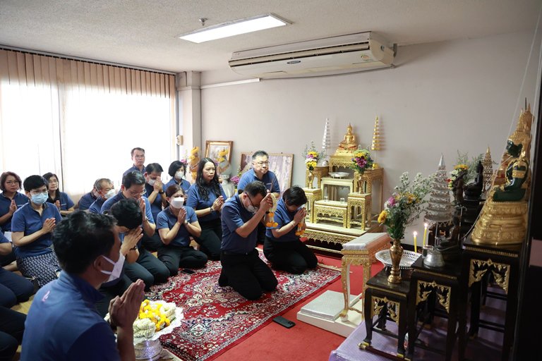 แม่ทัพใบน้อย” นำพลพรรคดีพร้อม บวงสรวงสิ่งศักดิ์สิทธิ์ ครบรอบ 81 ปี ดีพร้อม 