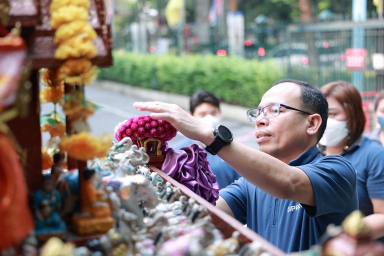แม่ทัพใบน้อย” นำพลพรรคดีพร้อม บวงสรวงสิ่งศักดิ์สิทธิ์ ครบรอบ 81 ปี ดีพร้อม 