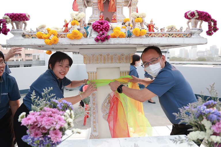 แม่ทัพใบน้อย” นำพลพรรคดีพร้อม บวงสรวงสิ่งศักดิ์สิทธิ์ ครบรอบ 81 ปี ดีพร้อม 