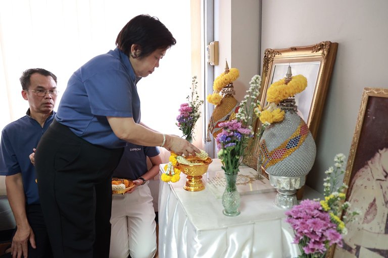 แม่ทัพใบน้อย” นำพลพรรคดีพร้อม บวงสรวงสิ่งศักดิ์สิทธิ์ ครบรอบ 81 ปี ดีพร้อม 