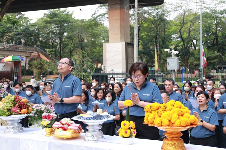 แม่ทัพใบน้อย” นำพลพรรคดีพร้อม บวงสรวงสิ่งศักดิ์สิทธิ์ ครบรอบ 81 ปี ดีพร้อม 