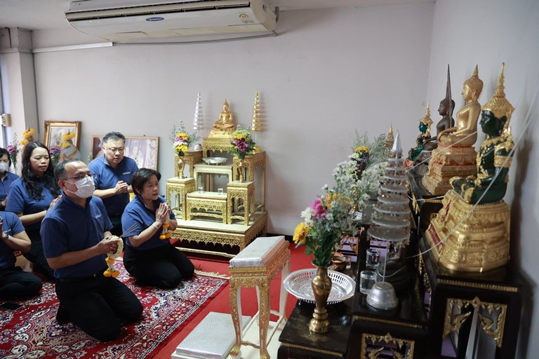 แม่ทัพใบน้อย” นำพลพรรคดีพร้อม บวงสรวงสิ่งศักดิ์สิทธิ์ ครบรอบ 81 ปี ดีพร้อม 