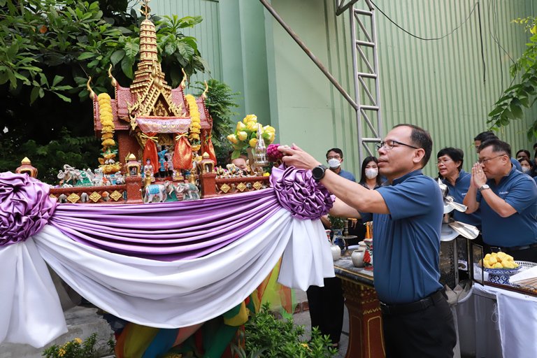 แม่ทัพใบน้อย” นำพลพรรคดีพร้อม บวงสรวงสิ่งศักดิ์สิทธิ์ ครบรอบ 81 ปี ดีพร้อม 