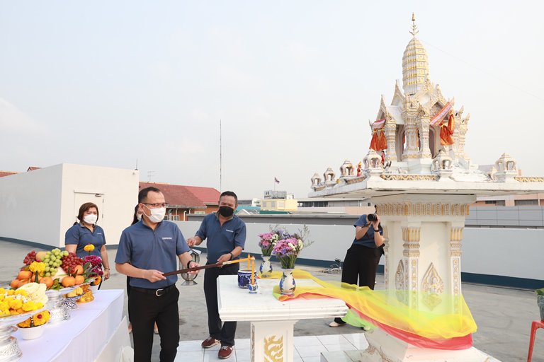 แม่ทัพใบน้อย” นำพลพรรคดีพร้อม บวงสรวงสิ่งศักดิ์สิทธิ์ ครบรอบ 81 ปี ดีพร้อม 