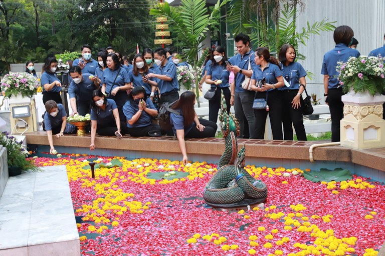 แม่ทัพใบน้อย” นำพลพรรคดีพร้อม บวงสรวงสิ่งศักดิ์สิทธิ์ ครบรอบ 81 ปี ดีพร้อม 