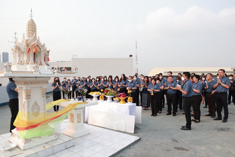 แม่ทัพใบน้อย” นำพลพรรคดีพร้อม บวงสรวงสิ่งศักดิ์สิทธิ์ ครบรอบ 81 ปี ดีพร้อม 