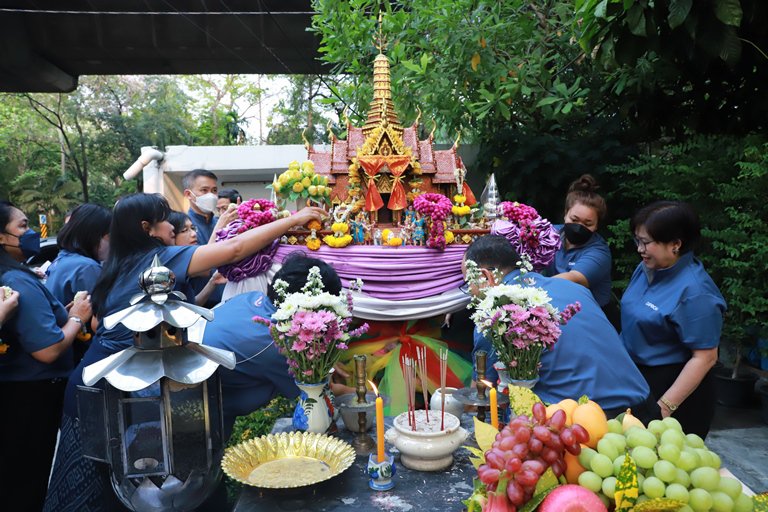 แม่ทัพใบน้อย” นำพลพรรคดีพร้อม บวงสรวงสิ่งศักดิ์สิทธิ์ ครบรอบ 81 ปี ดีพร้อม 