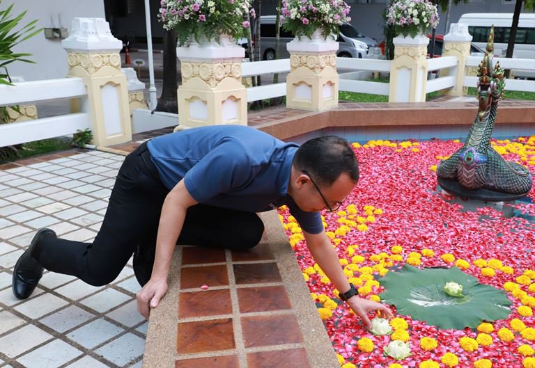 แม่ทัพใบน้อย” นำพลพรรคดีพร้อม บวงสรวงสิ่งศักดิ์สิทธิ์ ครบรอบ 81 ปี ดีพร้อม 