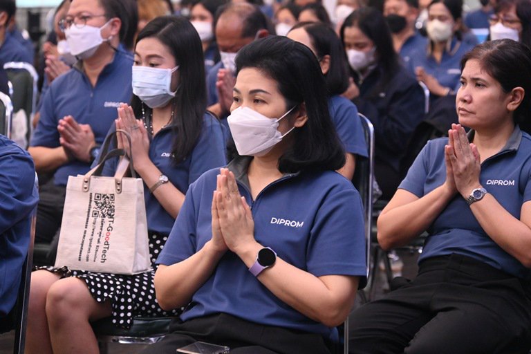 “ปลัดฯ ณัฐพล” ร่วมแสดงความยินดีวันคล้ายวันสถาปนา “ดีพร้อม” ครบ 81 ปี พร้อมเยี่ยมชมบูธและให้กำลังใจผู้ประกอบการ “อุตสาหกรรมแฟร์ ช็อป ชิม แชร์”