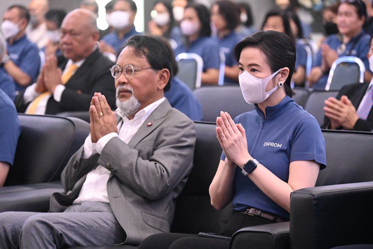 “ปลัดฯ ณัฐพล” ร่วมแสดงความยินดีวันคล้ายวันสถาปนา “ดีพร้อม” ครบ 81 ปี พร้อมเยี่ยมชมบูธและให้กำลังใจผู้ประกอบการ “อุตสาหกรรมแฟร์ ช็อป ชิม แชร์”