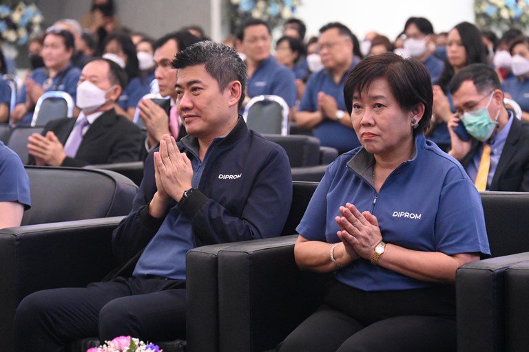 “ปลัดฯ ณัฐพล” ร่วมแสดงความยินดีวันคล้ายวันสถาปนา “ดีพร้อม” ครบ 81 ปี พร้อมเยี่ยมชมบูธและให้กำลังใจผู้ประกอบการ “อุตสาหกรรมแฟร์ ช็อป ชิม แชร์”