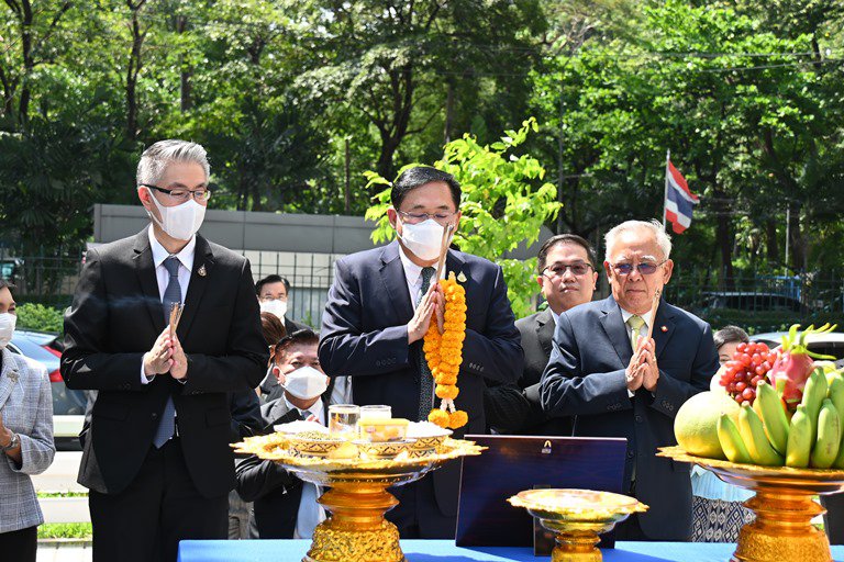 “รัฐมนตรีอนุชา” เข้ากระทรวงอุตฯ วันแรก เร่งสานต่องานเดิม หนุนพัฒนาเศรษฐกิจฐานราก พร้อมนำนโยบายเงินบาทแรกของแผ่นดิน ช่วยเกษตรหลุดพ้นความยากจน สร้างรายได้ เพื่อเพิ่มกำลังซื้อหมุนเงินเข้าระบบ 
