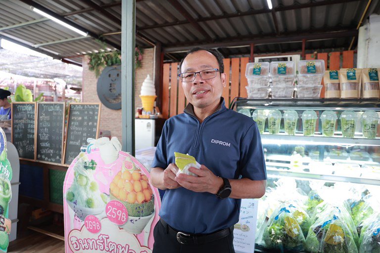 “อธิบดีใบน้อย” ลงพื้นที่เมืองรอง เยี่ยมชุมชนดีพร้อมสวนเมล่อน อินทร์โตฟาร์ม