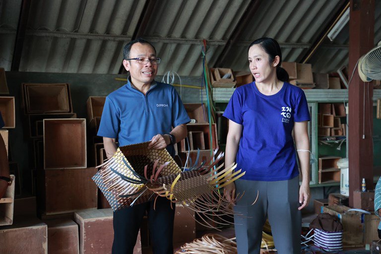 “อธิบดีใบน้อย” ลงพื้นที่เมืองรอง เยี่ยมชุมชนดีพร้อมสวนเมล่อน อินทร์โตฟาร์ม