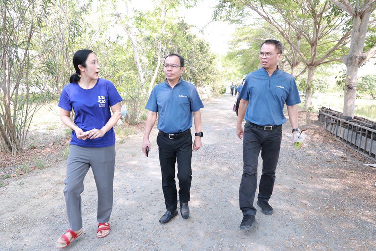 “อธิบดีใบน้อย” ลงพื้นที่เมืองรอง เยี่ยมชุมชนดีพร้อมสวนเมล่อน อินทร์โตฟาร์ม