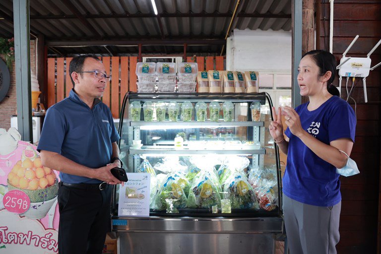 “อธิบดีใบน้อย” ลงพื้นที่เมืองรอง เยี่ยมชุมชนดีพร้อมสวนเมล่อน อินทร์โตฟาร์ม