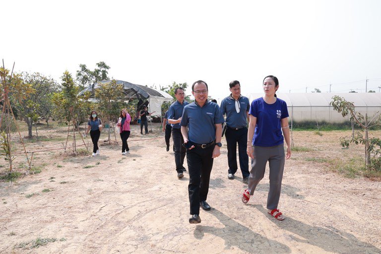 “อธิบดีใบน้อย” ลงพื้นที่เมืองรอง เยี่ยมชุมชนดีพร้อมสวนเมล่อน อินทร์โตฟาร์ม