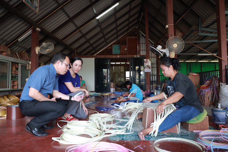 “อธิบดีใบน้อย” ลงพื้นที่เมืองรอง เยี่ยมชุมชนดีพร้อมสวนเมล่อน อินทร์โตฟาร์ม