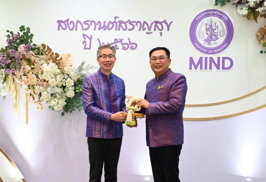 ชื่นมื่นในวันสงกรานต์ รัฐมนตรีฯ อนุชา ร่วมสรงน้ำพระพุทธรูปและอำนวยพรส่งความสุขให้กับข้าราชการกระทรวงอุตสาหกรรม รวยๆ