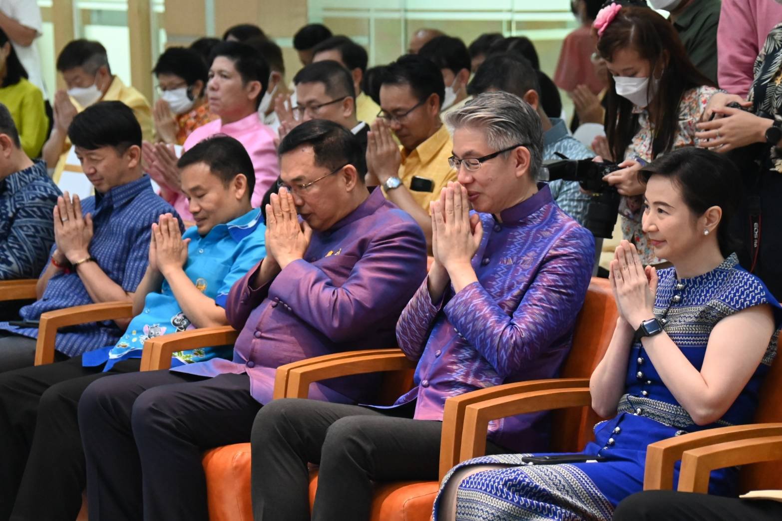 ชื่นมื่นในวันสงกรานต์ รัฐมนตรีฯ อนุชา ร่วมสรงน้ำพระพุทธรูปและอำนวยพรส่งความสุขให้กับข้าราชการกระทรวงอุตสาหกรรม รวยๆ