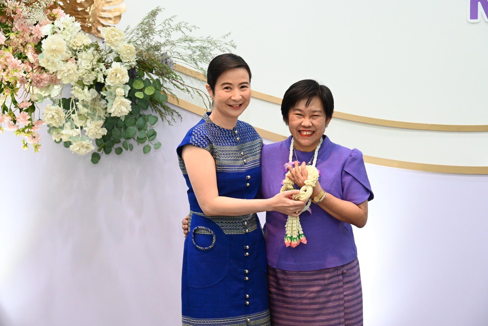 ชื่นมื่นในวันสงกรานต์ รัฐมนตรีฯ อนุชา ร่วมสรงน้ำพระพุทธรูปและอำนวยพรส่งความสุขให้กับข้าราชการกระทรวงอุตสาหกรรม รวยๆ