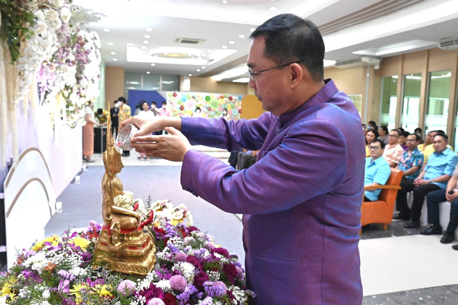 ชื่นมื่นในวันสงกรานต์ รัฐมนตรีฯ อนุชา ร่วมสรงน้ำพระพุทธรูปและอำนวยพรส่งความสุขให้กับข้าราชการกระทรวงอุตสาหกรรม รวยๆ