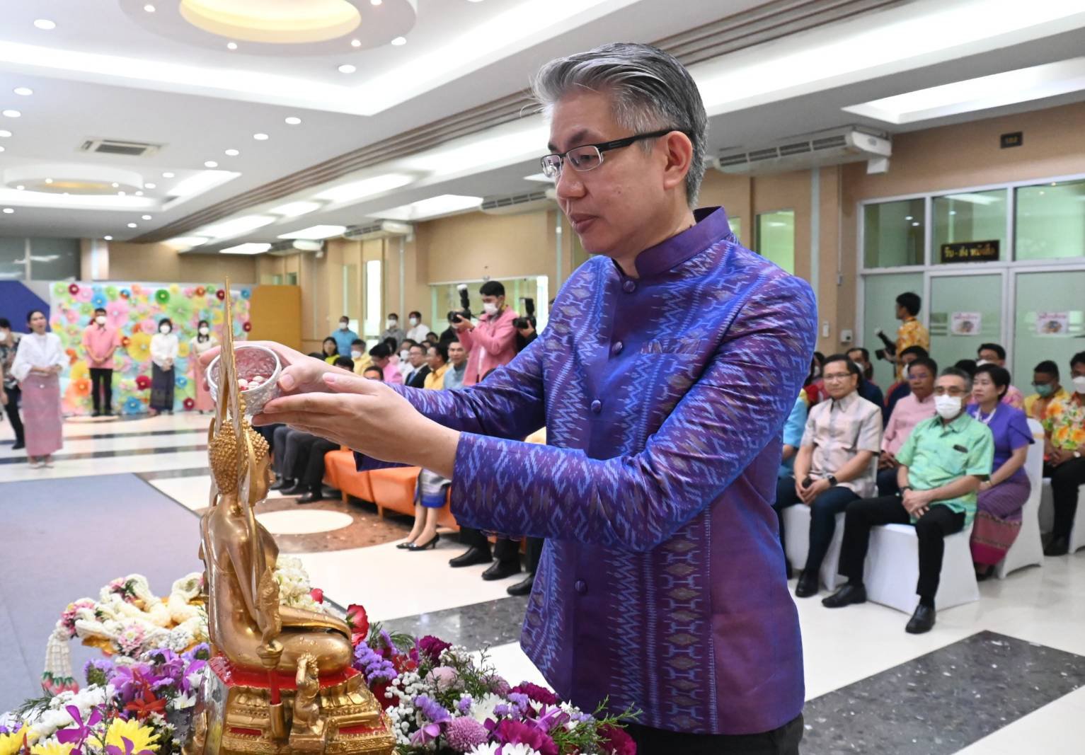 ชื่นมื่นในวันสงกรานต์ รัฐมนตรีฯ อนุชา ร่วมสรงน้ำพระพุทธรูปและอำนวยพรส่งความสุขให้กับข้าราชการกระทรวงอุตสาหกรรม รวยๆ