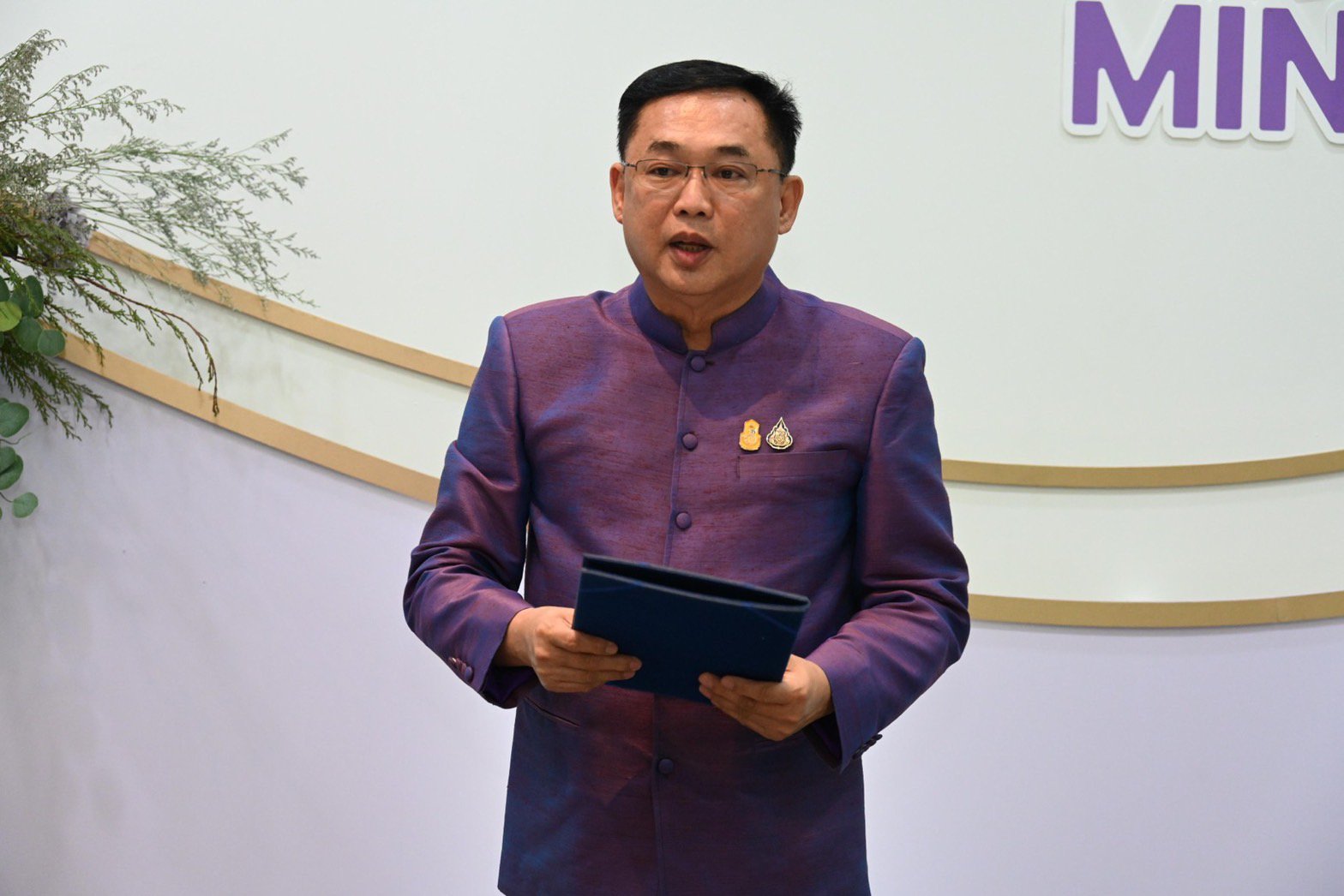 ชื่นมื่นในวันสงกรานต์ รัฐมนตรีฯ อนุชา ร่วมสรงน้ำพระพุทธรูปและอำนวยพรส่งความสุขให้กับข้าราชการกระทรวงอุตสาหกรรม รวยๆ