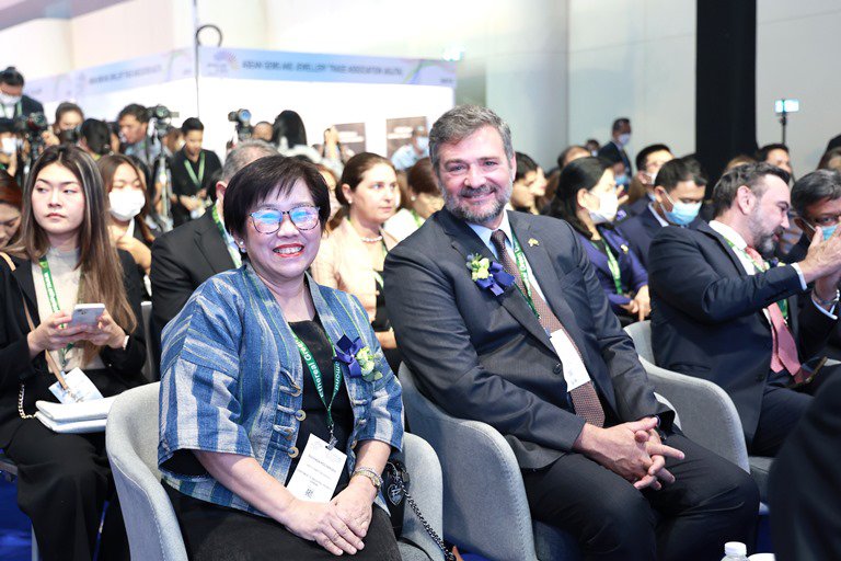 “รสอ.สุชาดา” ร่วมเปิดงานจิวเวลรี่แอนด์เจมฯ อวดโฉมอัญมณีและเครื่องประดับ 15 ประเทศทั่วโลก พร้อมยกระดับไทยสู่ศูนย์กลางการค้าสำคัญของโลก