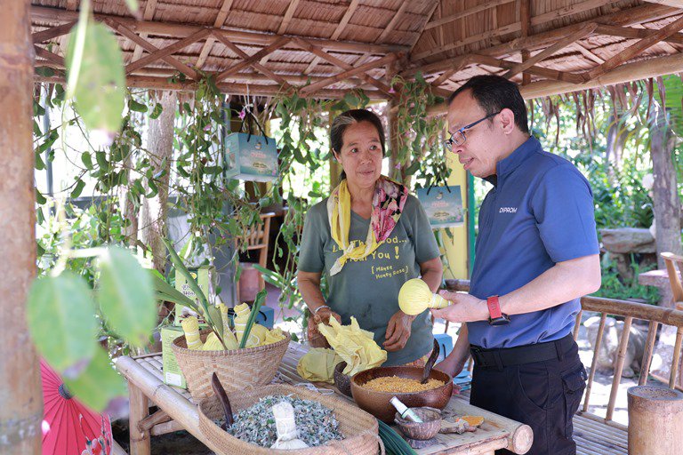 "อธิบดีใบน้อย" เยี่ยมชมศูนย์การเรียนรู้สวนสมุนไพรวิถีไทย ร่วมบูรณาการโมเดลชุมชนดีพร้อม